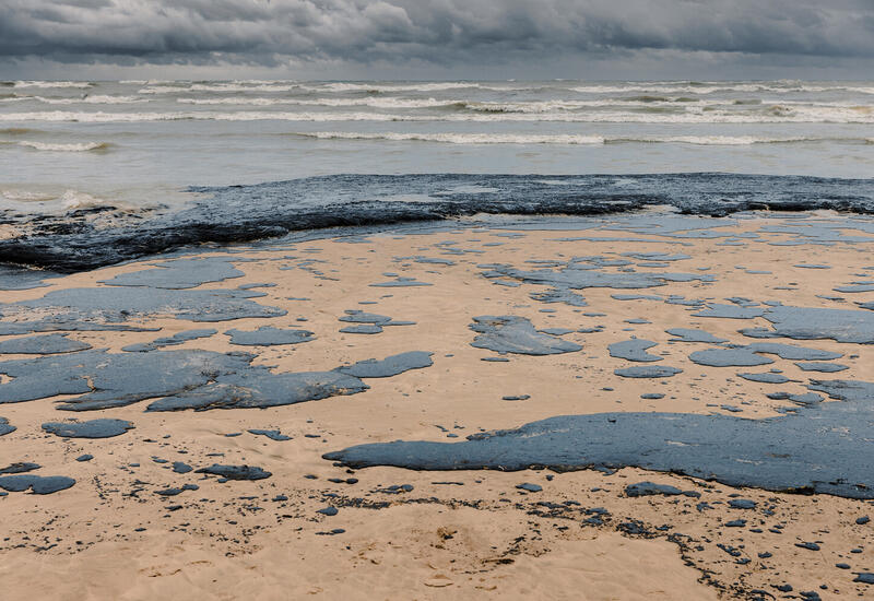 Найден безопасный способ борьбы с нефтеразливами в морях