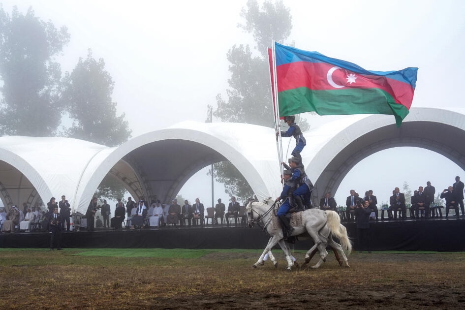 Prezidentlər İlham Əliyev və Şeyx Məhəmməd bin Zayed Al Nəhyan Cıdır düzündə Qarabağ atlarının şousunu izləyiblər