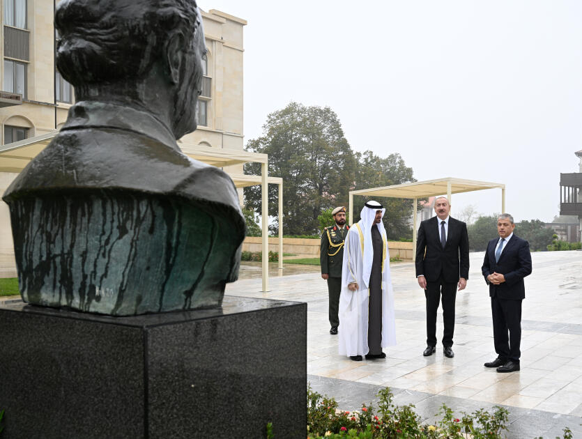 Azərbaycan Prezidenti İlham Əliyev və Birləşmiş Ərəb Əmirliklərinin Prezidenti Şeyx Məhəmməd bin Zayed Al NəhyanŞuşada Azərbaycanın tanınmış şəxsiyyətlərinin güllələnmiş heykəllərinə baxıblar