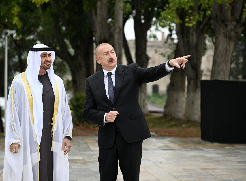 Azərbaycan Prezidenti İlham Əliyev və Birləşmiş Ərəb Əmirliklərinin Prezidenti Şeyx Məhəmməd bin Zayed Al NəhyanŞuşada Azərbaycanın tanınmış şəxsiyyətlərinin güllələnmiş heykəllərinə baxıblar