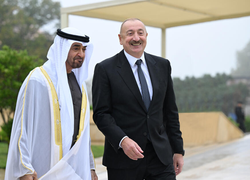 Azərbaycan Prezidenti İlham Əliyev və Birləşmiş Ərəb Əmirliklərinin Prezidenti Şeyx Məhəmməd bin Zayed Al NəhyanŞuşada Azərbaycanın tanınmış şəxsiyyətlərinin güllələnmiş heykəllərinə baxıblar