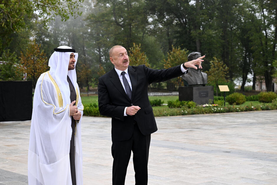 Azərbaycan Prezidenti İlham Əliyev və Birləşmiş Ərəb Əmirliklərinin Prezidenti Şeyx Məhəmməd bin Zayed Al NəhyanŞuşada Azərbaycanın tanınmış şəxsiyyətlərinin güllələnmiş heykəllərinə baxıblar