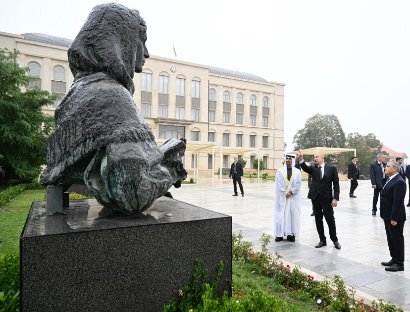 Azərbaycan Prezidenti İlham Əliyev və Birləşmiş Ərəb Əmirliklərinin Prezidenti Şeyx Məhəmməd bin Zayed Al NəhyanŞuşada Azərbaycanın tanınmış şəxsiyyətlərinin güllələnmiş heykəllərinə baxıblar