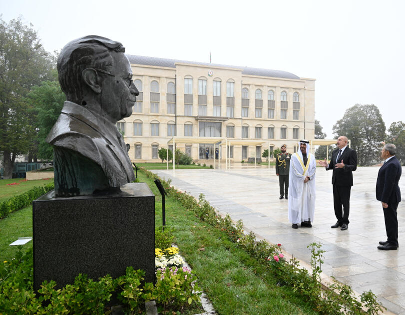 Azərbaycan Prezidenti İlham Əliyev və Birləşmiş Ərəb Əmirliklərinin Prezidenti Şeyx Məhəmməd bin Zayed Al NəhyanŞuşada Azərbaycanın tanınmış şəxsiyyətlərinin güllələnmiş heykəllərinə baxıblar