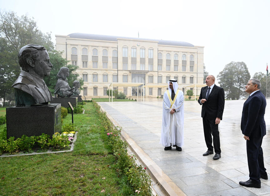Azərbaycan Prezidenti İlham Əliyev və Birləşmiş Ərəb Əmirliklərinin Prezidenti Şeyx Məhəmməd bin Zayed Al NəhyanŞuşada Azərbaycanın tanınmış şəxsiyyətlərinin güllələnmiş heykəllərinə baxıblar
