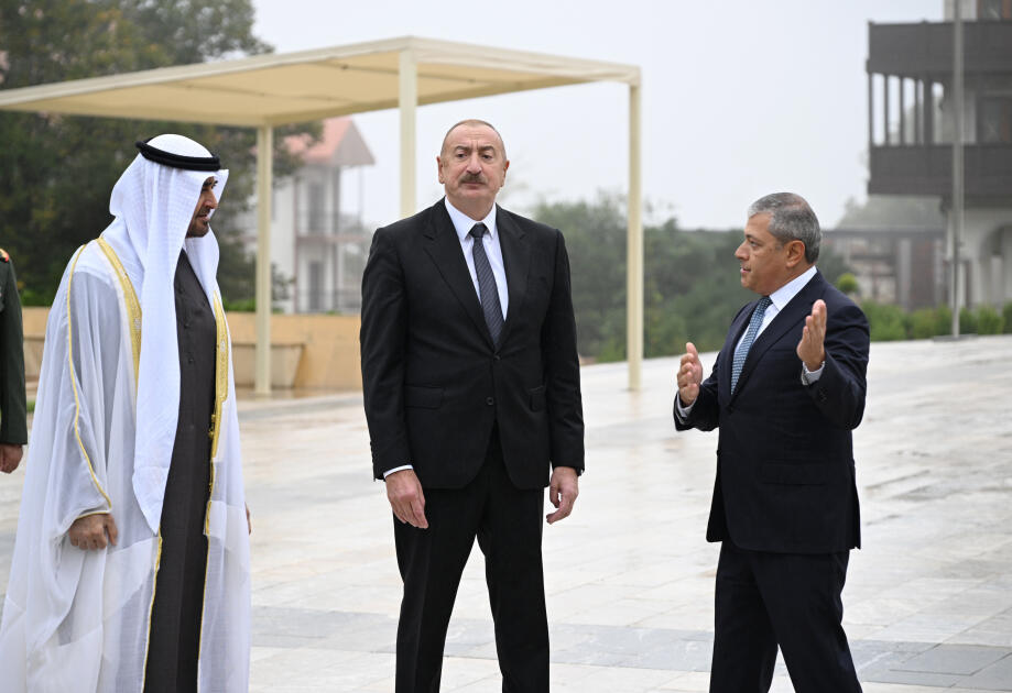 Azərbaycan Prezidenti İlham Əliyev və Birləşmiş Ərəb Əmirliklərinin Prezidenti Şeyx Məhəmməd bin Zayed Al NəhyanŞuşada Azərbaycanın tanınmış şəxsiyyətlərinin güllələnmiş heykəllərinə baxıblar