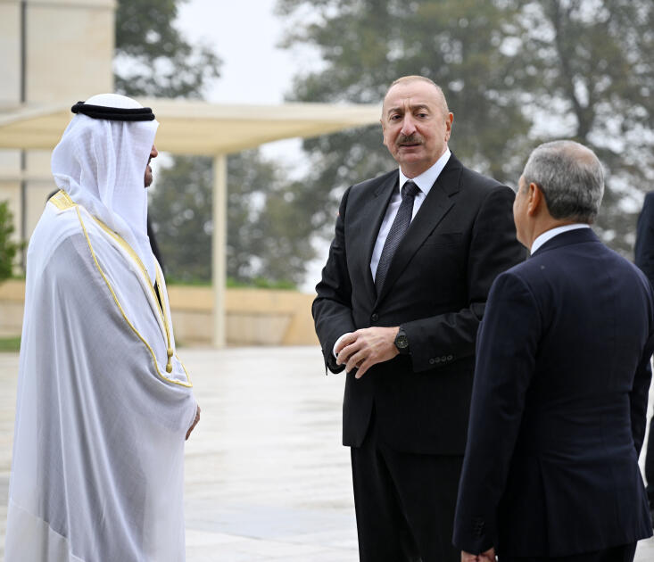 Azərbaycan Prezidenti İlham Əliyev və Birləşmiş Ərəb Əmirliklərinin Prezidenti Şeyx Məhəmməd bin Zayed Al NəhyanŞuşada Azərbaycanın tanınmış şəxsiyyətlərinin güllələnmiş heykəllərinə baxıblar