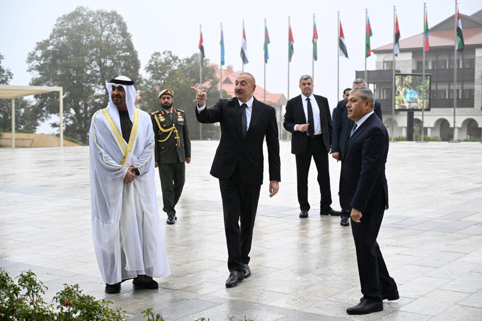 Azərbaycan Prezidenti İlham Əliyev və Birləşmiş Ərəb Əmirliklərinin Prezidenti Şeyx Məhəmməd bin Zayed Al NəhyanŞuşada Azərbaycanın tanınmış şəxsiyyətlərinin güllələnmiş heykəllərinə baxıblar