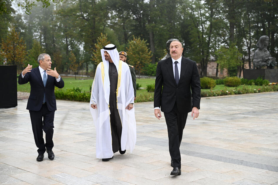 Azərbaycan Prezidenti İlham Əliyev və Birləşmiş Ərəb Əmirliklərinin Prezidenti Şeyx Məhəmməd bin Zayed Al NəhyanŞuşada Azərbaycanın tanınmış şəxsiyyətlərinin güllələnmiş heykəllərinə baxıblar