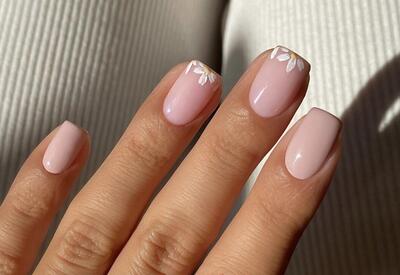 Любительниц гель-лака предупредили о грозящей гнойным воспалением привычке