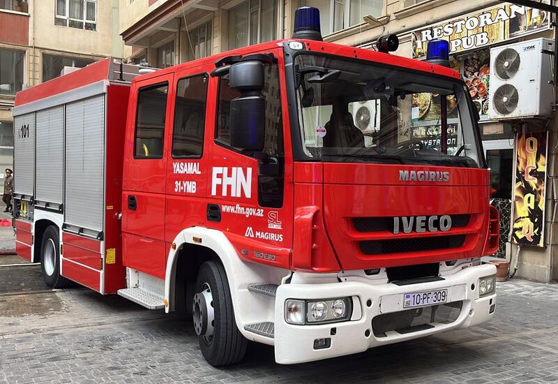 Пожар в 9-этажном здании в Баку