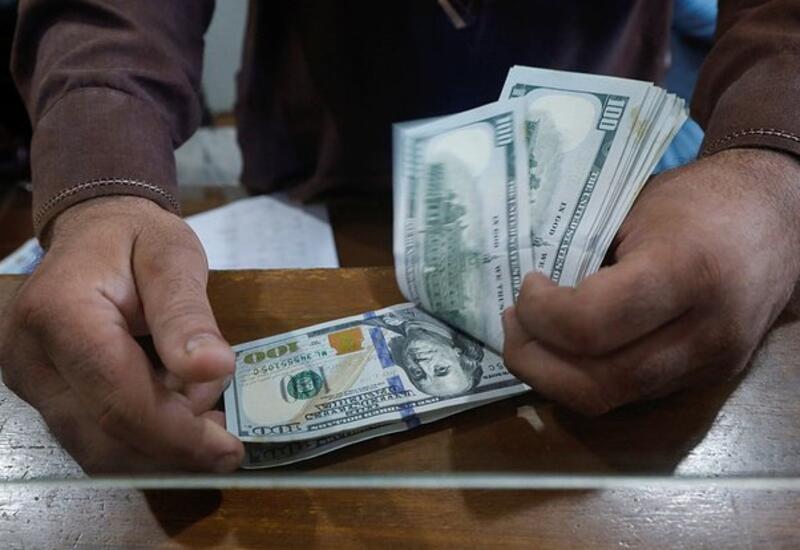 Одна страна начала распродавать доллары из-за проблем в экономике