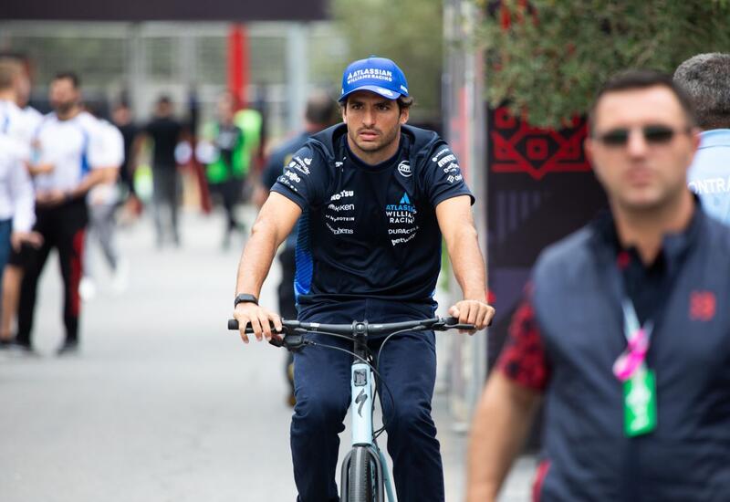 Formula 1 Pilotları Paddock-da