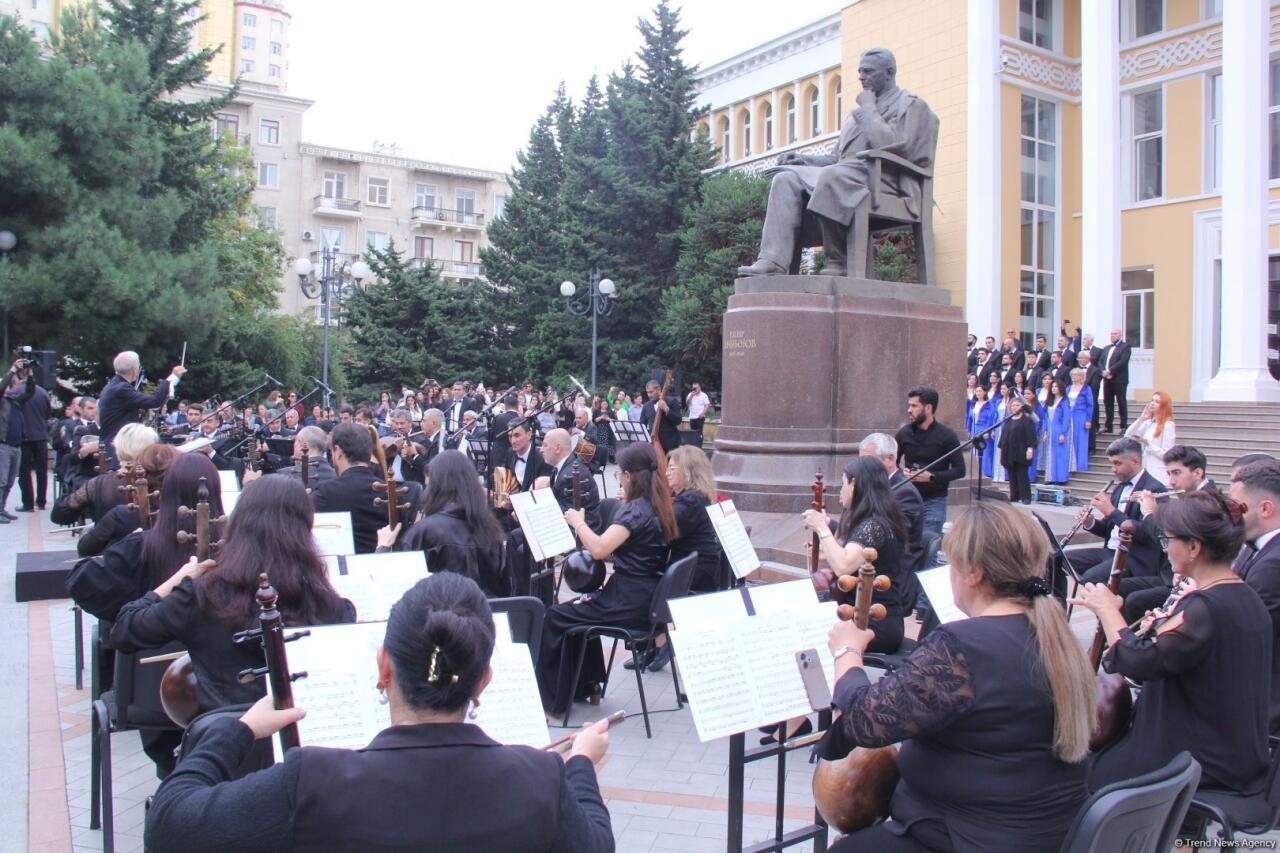 Под открытым небом Баку состоялось торжественное открытие Дня национальной музыки