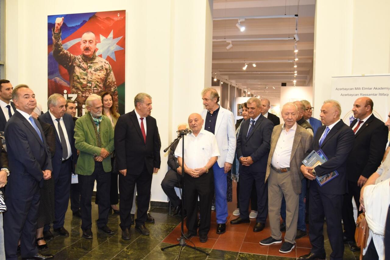 Азербайджанские ученые взяли в руки кисти и палитры - открылась необычная выставка