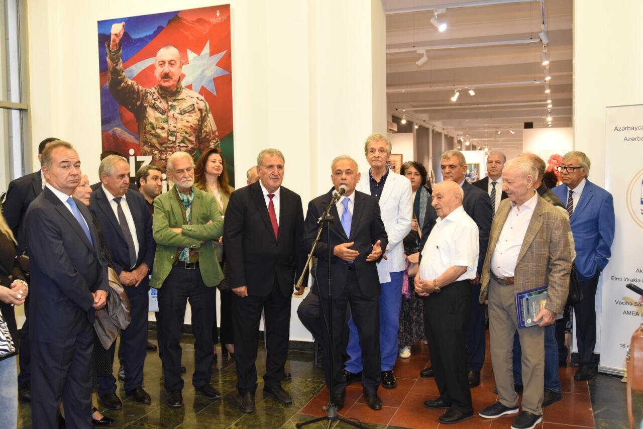 Азербайджанские ученые взяли в руки кисти и палитры - открылась необычная выставка