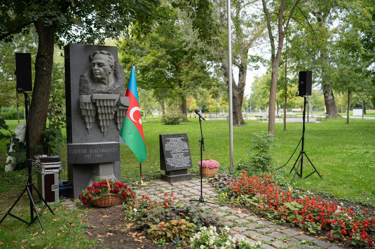 В Вене у памятника Узеиру Гаджибейли прошел музыкально-художественный вечер
