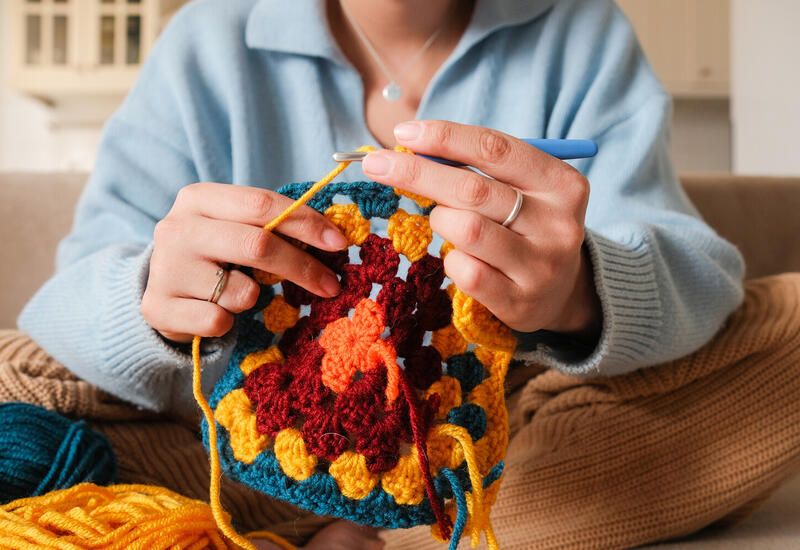 Ученые объяснили, почему зумеры увлеклись «бабушкиными» хобби