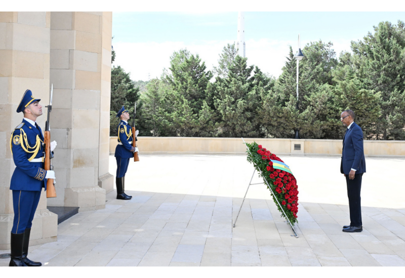 Ruanda Prezidenti Pol Kaqame Bakıda şəhidlərin xatirəsini anıb