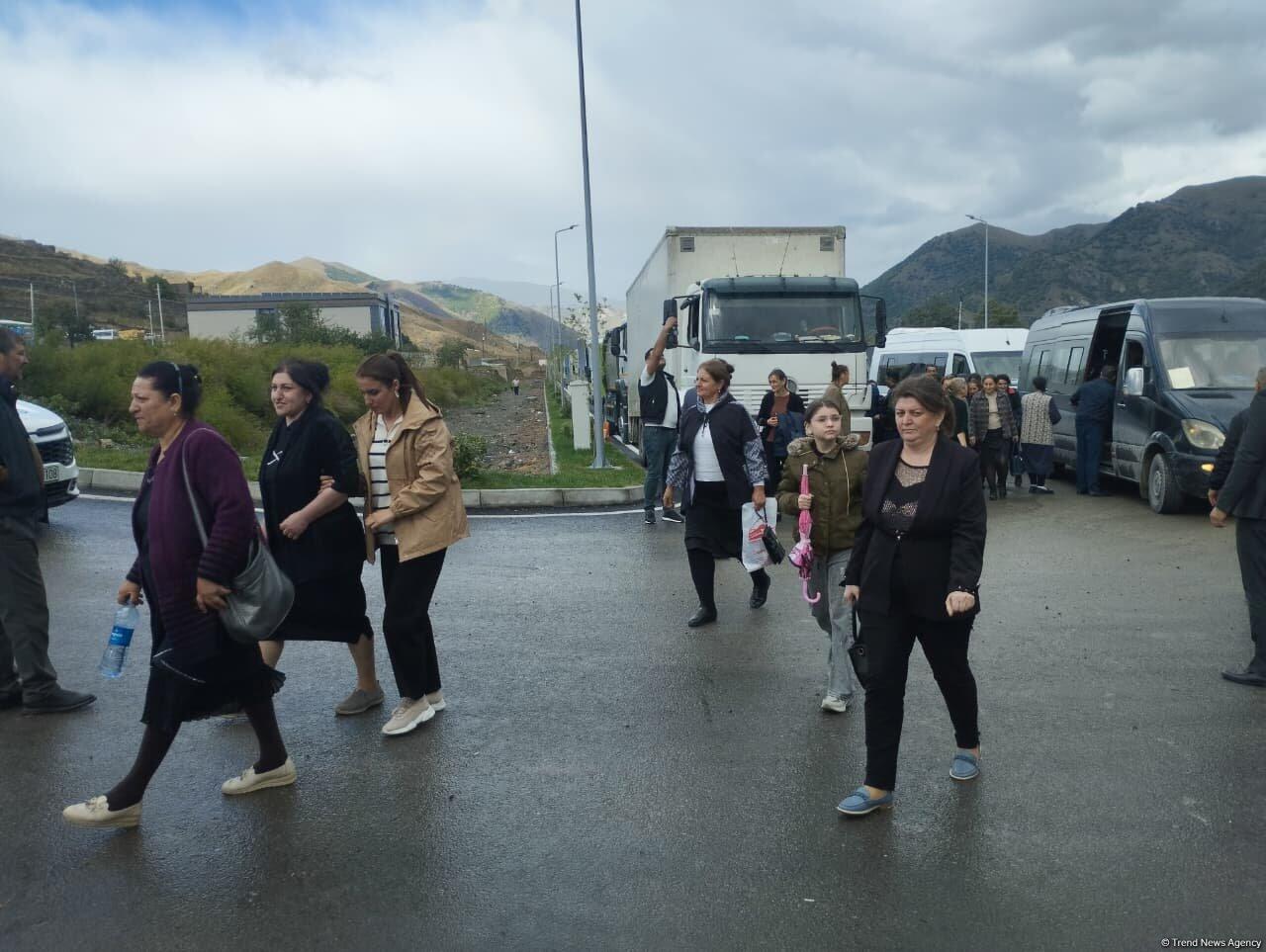 Növbəti köç karvanı Kəlbəcər şəhərinə çatıb: açarlar təqdim olunub