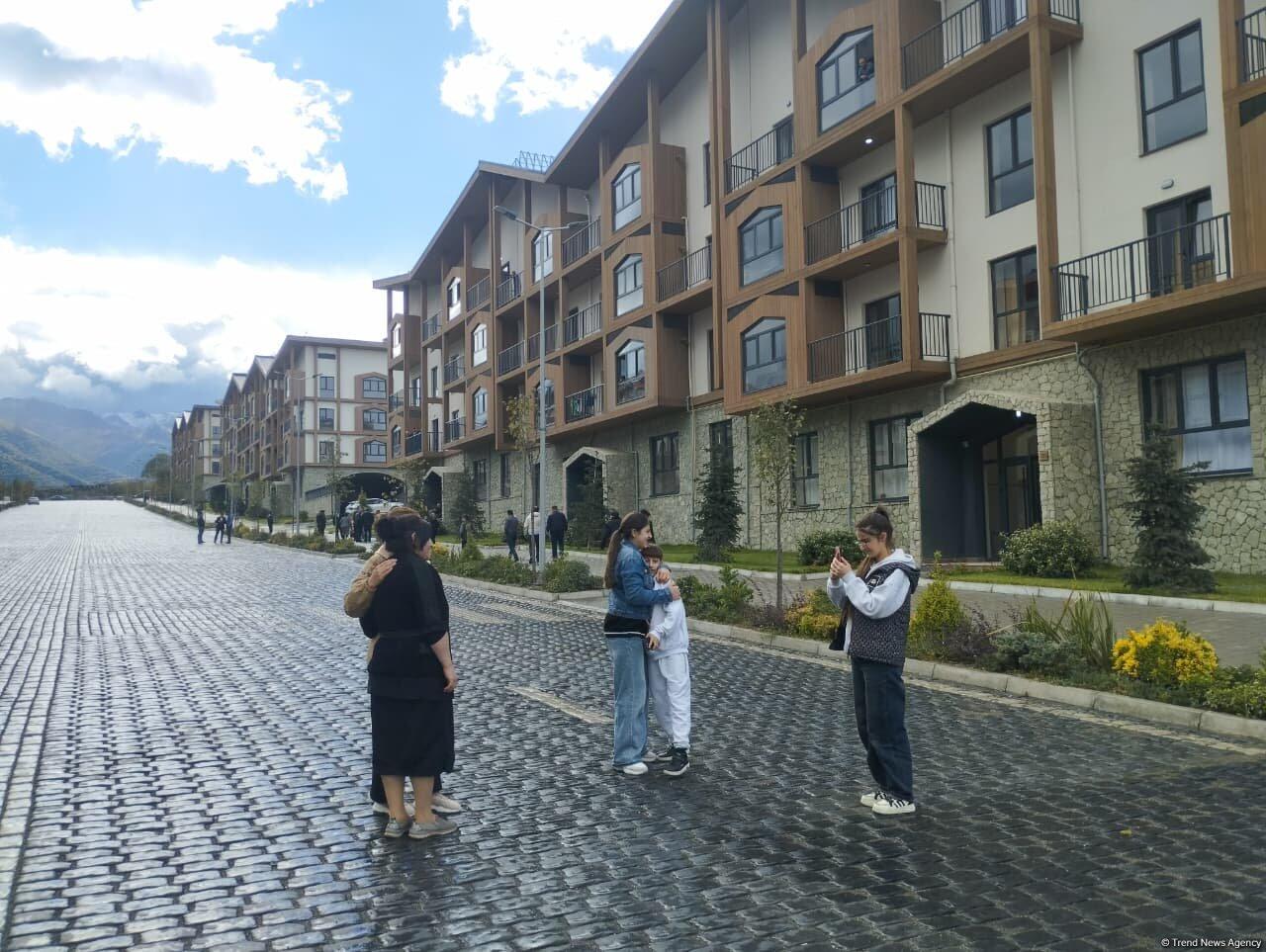 Növbəti köç karvanı Kəlbəcər şəhərinə çatıb: açarlar təqdim olunub