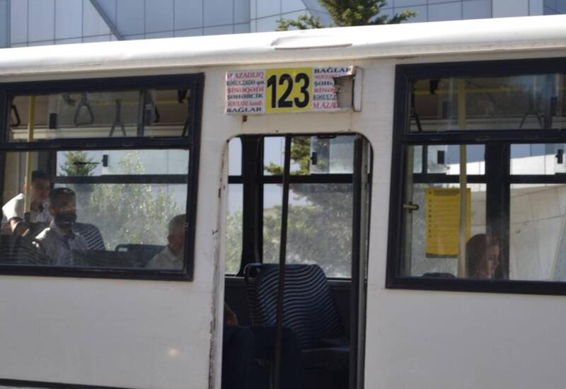 Bakıda avtobusun döşəməsi çökdü, sərnişin yıxıldı