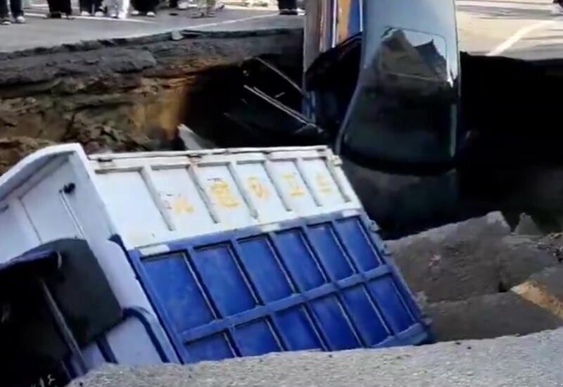 В Китае провалилась дорога вместе с автомобилями