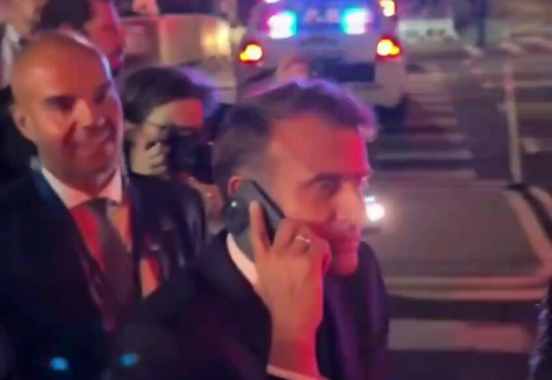 Трамп заставил Макрона идти пешком