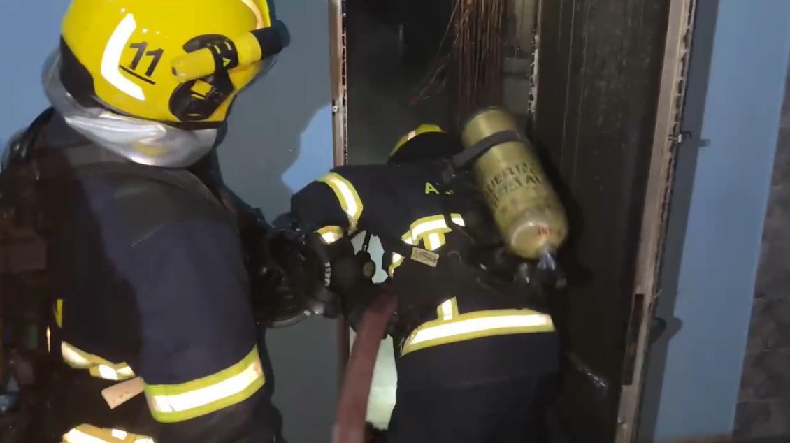 В Баку начался пожар в многоэтажном здании, жителей эвакуировали