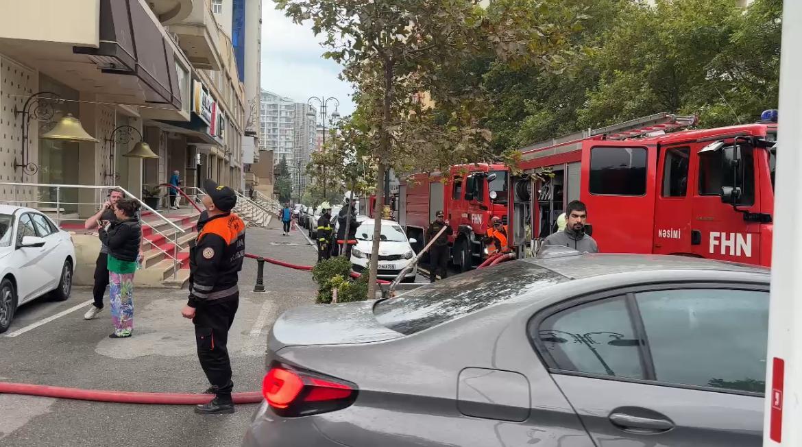 В Баку начался пожар в многоэтажном здании, жителей эвакуировали