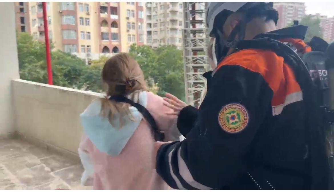 В Баку начался пожар в многоэтажном здании, жителей эвакуировали
