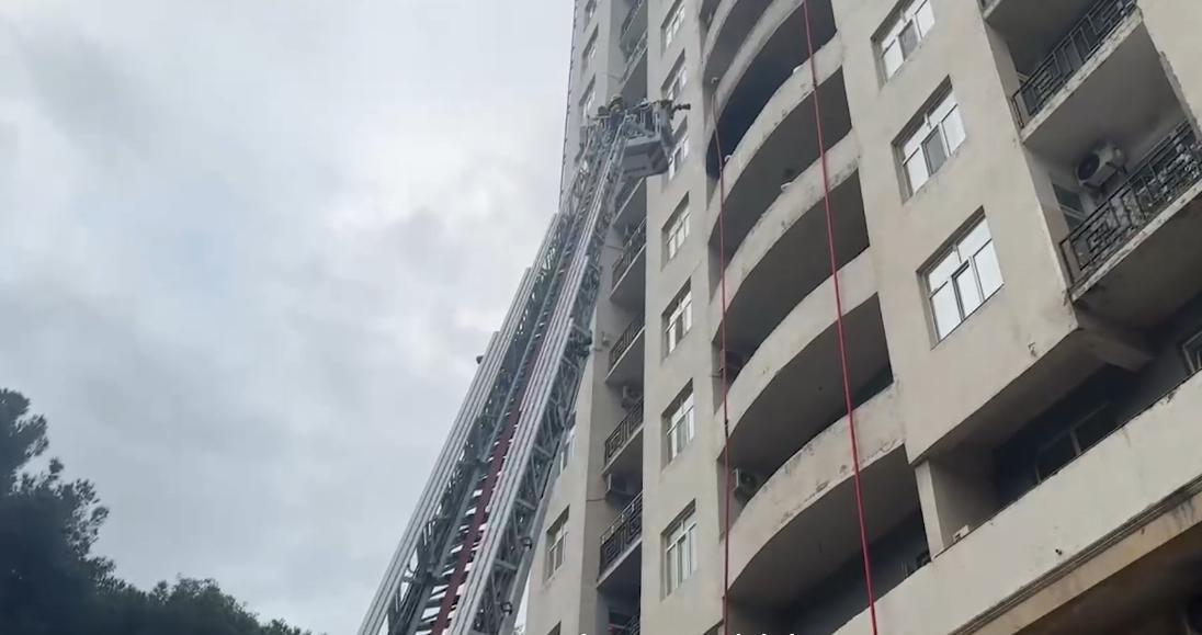 В Баку начался пожар в многоэтажном здании, жителей эвакуировали