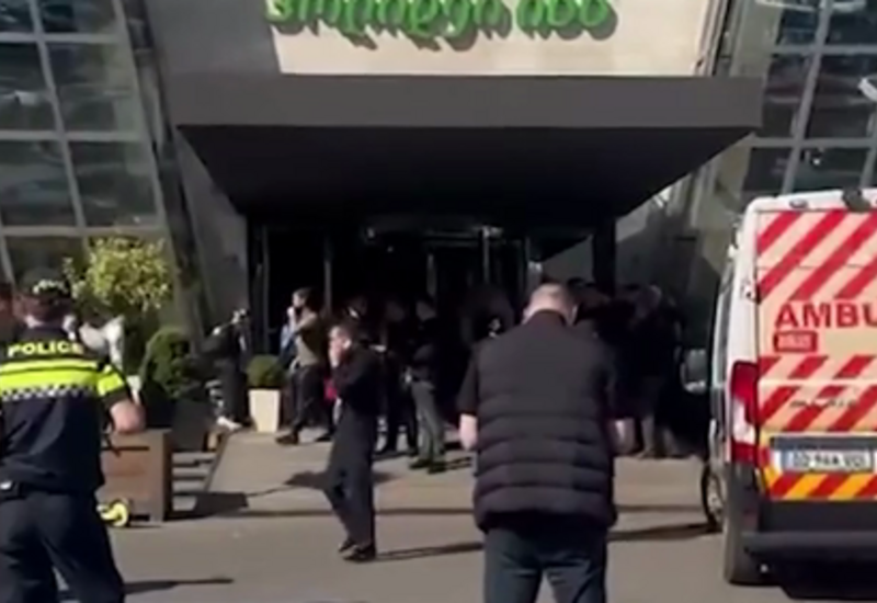 Gürcüstanda otelə silahlı basqın