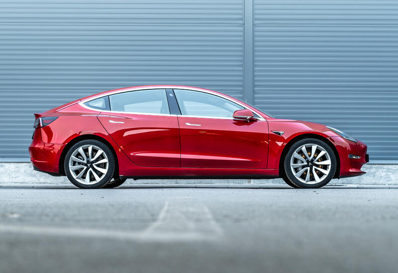 Робот ударил рабочего на заводе Tesla