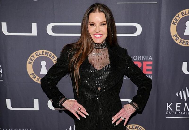 Телезвезда упала по пути в туалет и подала за это в суд