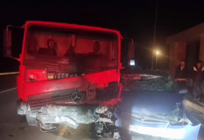 Sabirabadda “Prius” yük maşını ilə toqquşub