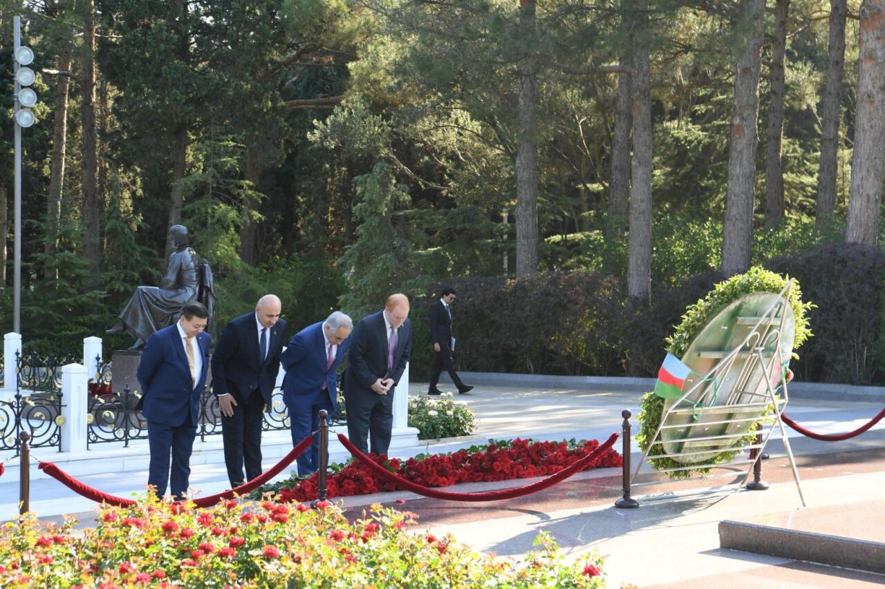 Председатели комитетов Сената Национального конгресса Чили посетили могилу общенационального лидера Гейдара Алиева и Аллею шехидов