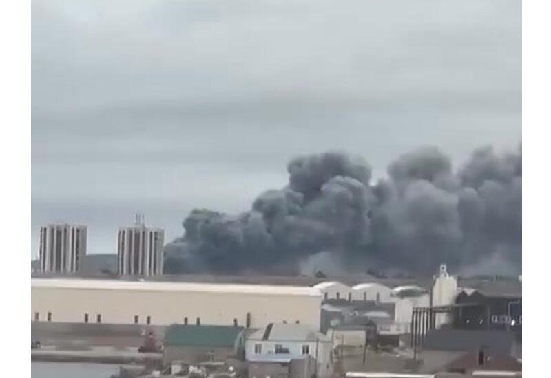 Сильный пожар начался на складе в Абшеронском районе