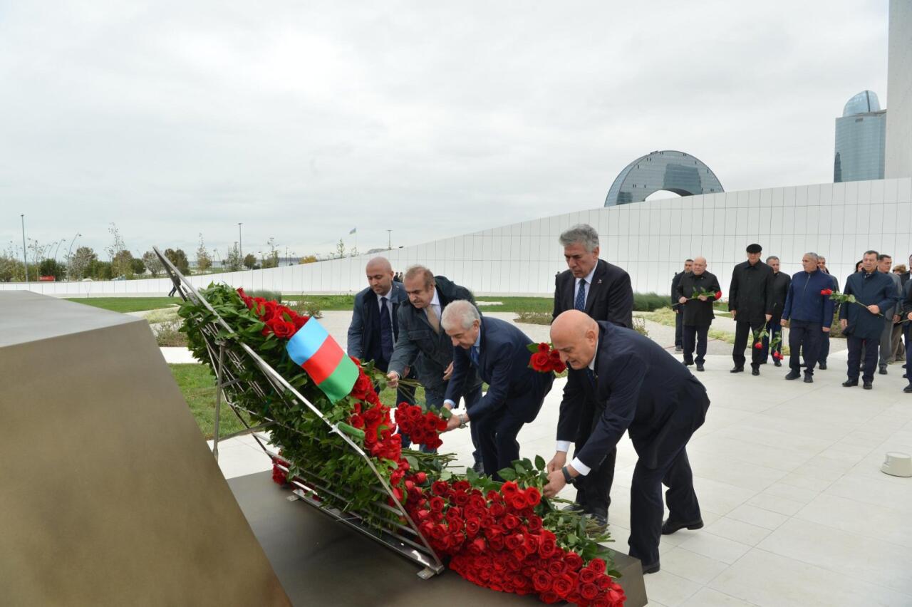 Milli Məclisin kollektivi Zəfər parkını ziyarət edib