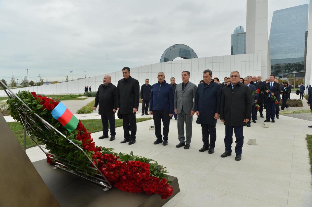 Milli Məclisin kollektivi Zəfər parkını ziyarət edib