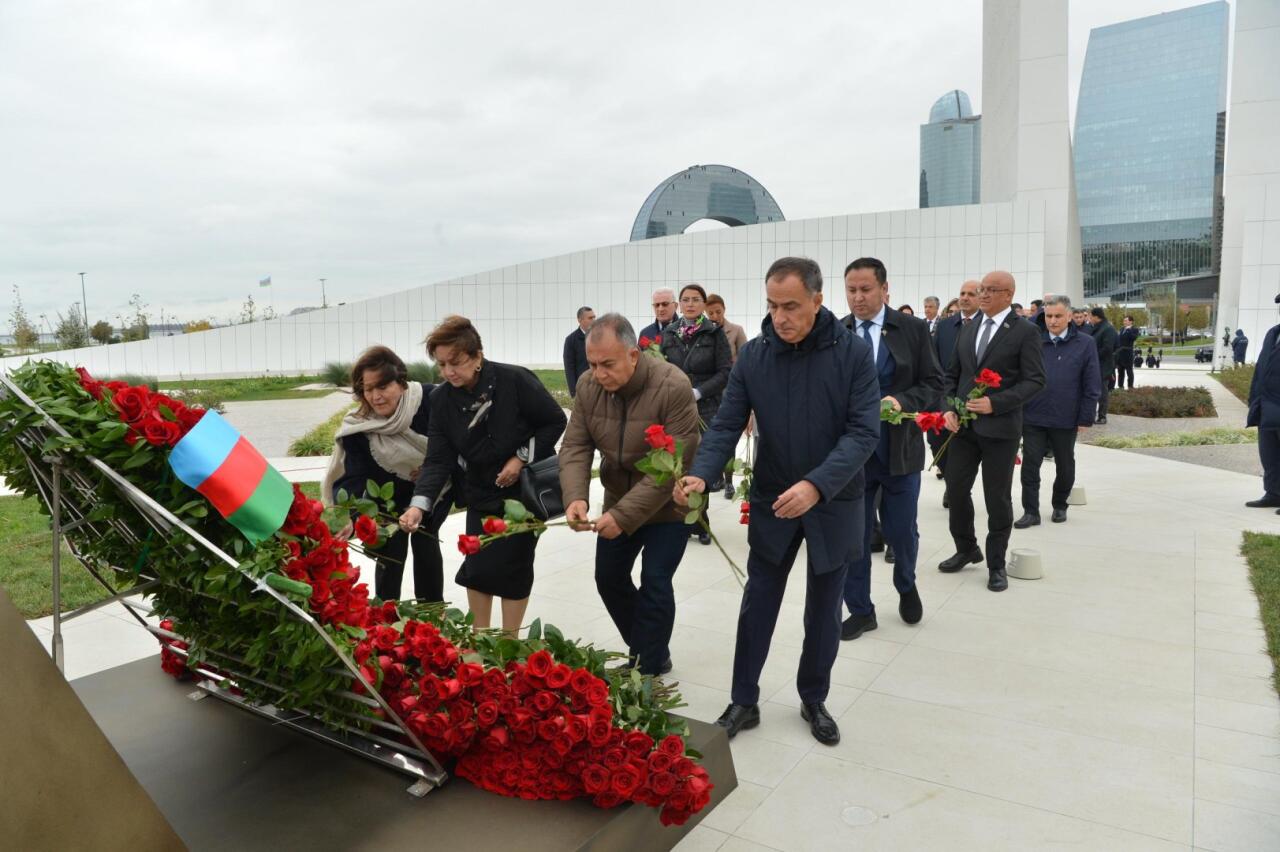 Milli Məclisin kollektivi Zəfər parkını ziyarət edib