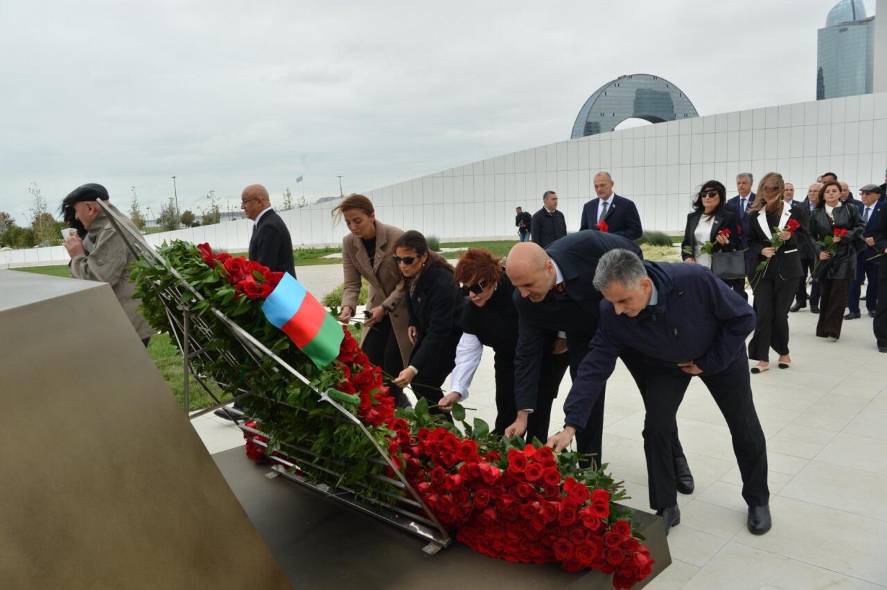 Milli Məclisin kollektivi Zəfər parkını ziyarət edib