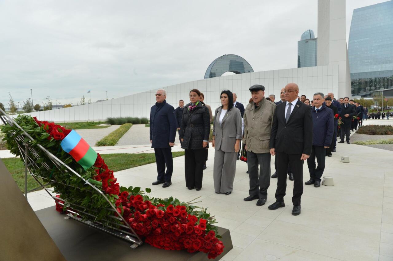 Milli Məclisin kollektivi Zəfər parkını ziyarət edib