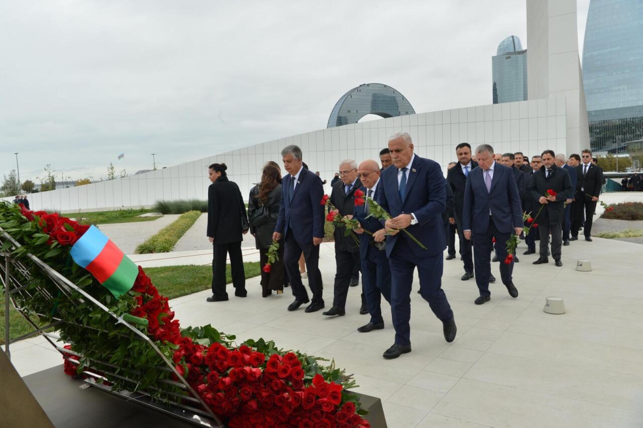 Milli Məclisin kollektivi Zəfər parkını ziyarət edib