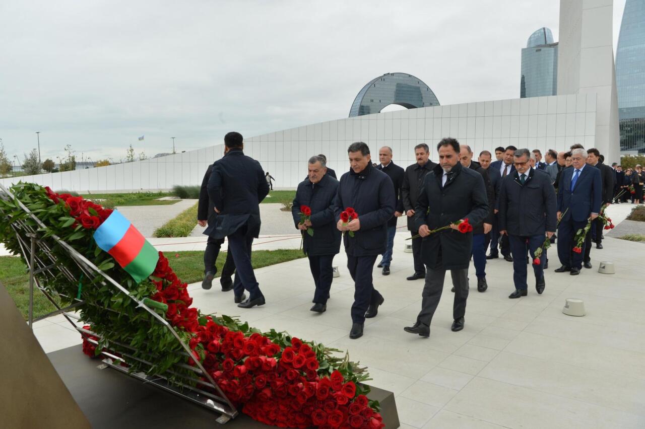 Milli Məclisin kollektivi Zəfər parkını ziyarət edib