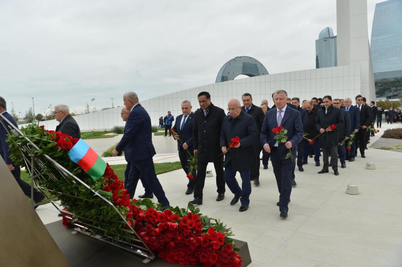 Milli Məclisin kollektivi Zəfər parkını ziyarət edib