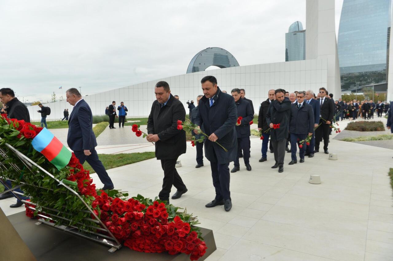 Milli Məclisin kollektivi Zəfər parkını ziyarət edib