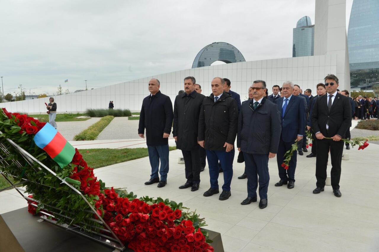 Milli Məclisin kollektivi Zəfər parkını ziyarət edib