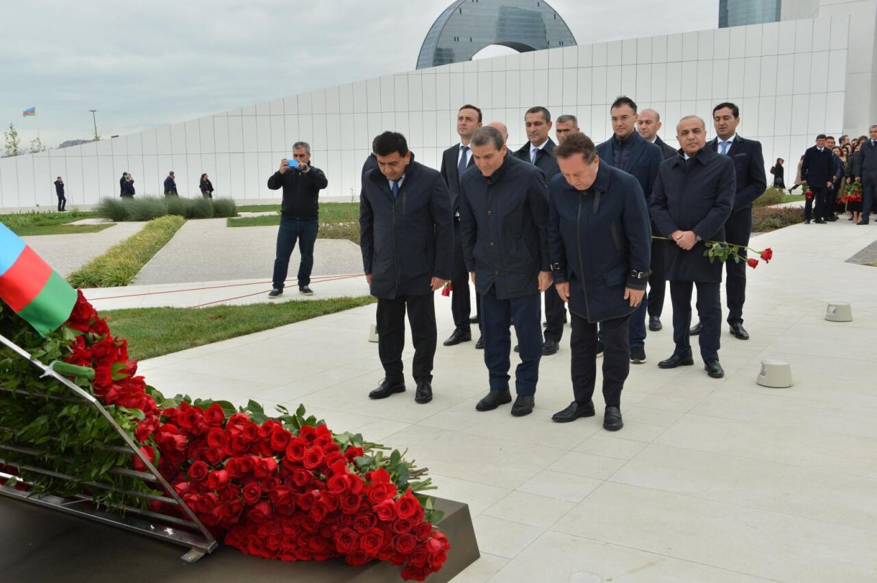 Milli Məclisin kollektivi Zəfər parkını ziyarət edib