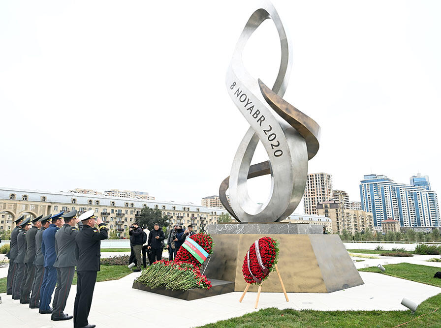 Müdafiə Nazirliyinin kolektivi şəhidlərin xatirəsini yad edib